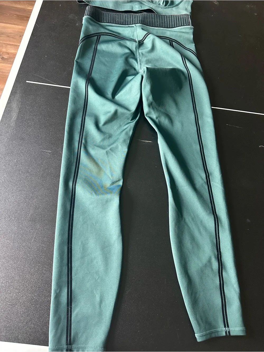 Alo Yoga Set: Line Up 7/8 Legging & Line Up Bra in Winter Ivy - Med